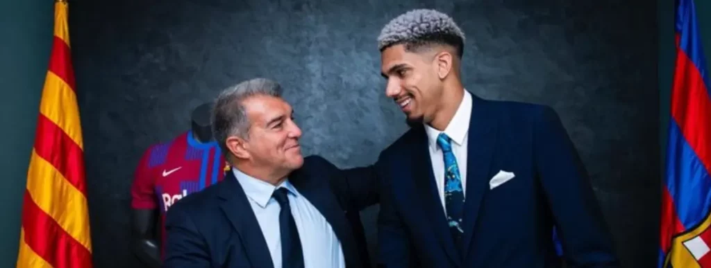 Joan Laporta with Ronald Araujo