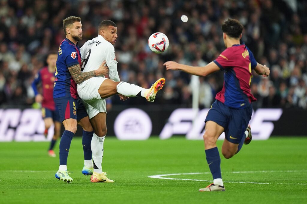 Pau Cubarsi and Inigo Martinez vs Mbappe