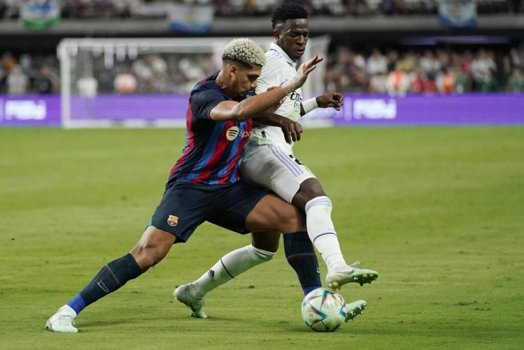 Araujo tackles Vinicius Jr